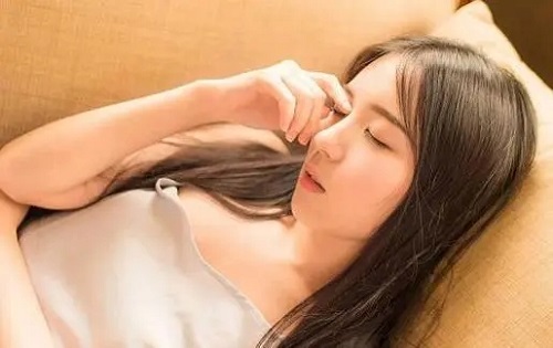 男人喜欢女人亲哪里 女人什么部位让男人着迷(图1)