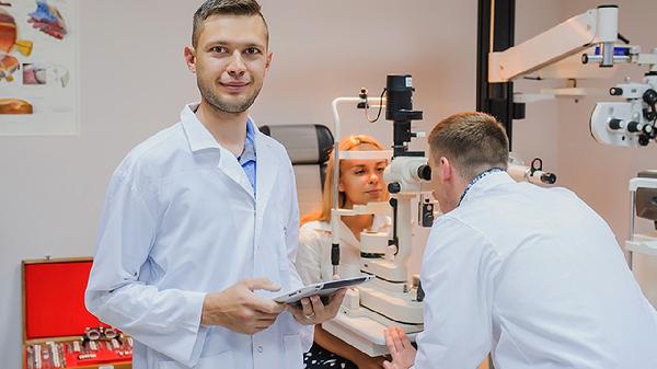 眼睛旋转视角模糊什么原因(图2) 眼睛旋转视角模糊什么原因(图2)