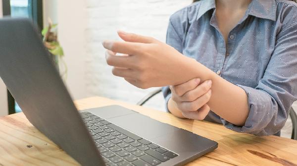 手背手腕长疙瘩是怎么回事(图2)