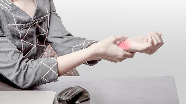 手背手腕长疙瘩是怎么回事(图1)