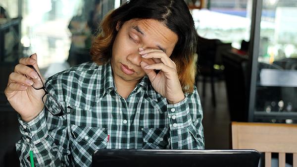 男人脸上干白屑怎么办(图1)