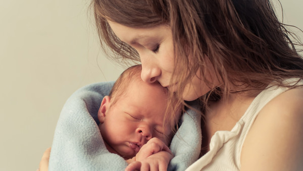 新生儿黄疸还可以吃母乳吗?新生儿黄疸会持续多长时间?(图1) 新生儿黄疸还可以吃母乳吗?新生儿黄疸会持续多长时间?(图1)