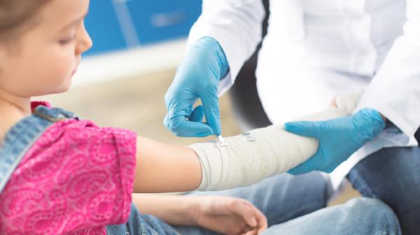 包扎伤口怎样防止纱布粘肉(图1) 包扎伤口怎样防止纱布粘肉(图1)