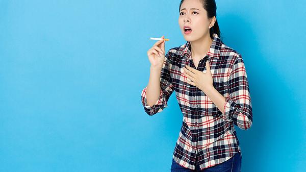强直患者还能不能吸烟的(图1)