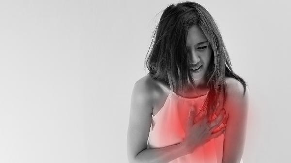 女性左胸上方隐隐作痛是心脏疾病吗(图1)