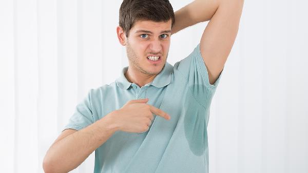 腋窝发黑是什么原因造成的？(图1)