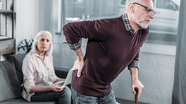 70岁老人腰椎盘突出可不可以动手术(图1)