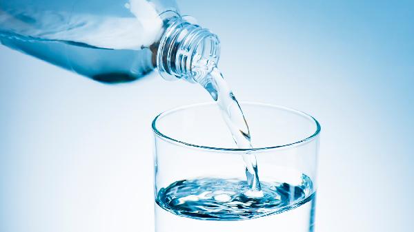 倒立着喝水水还会到胃里去吗(图1)