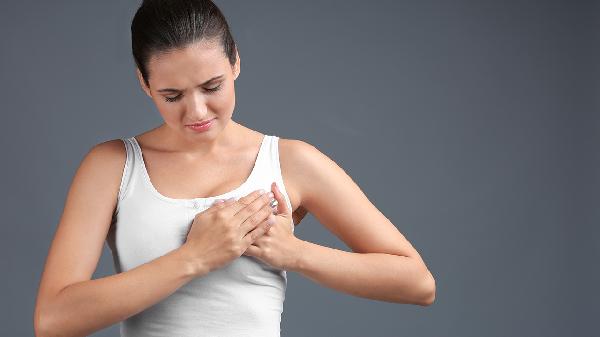 宝宝吃奶乳房一个大一个小怎么办?(图1)