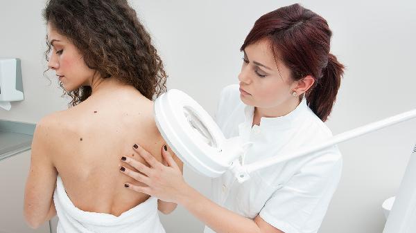 如何分辨凸起的痣是良性还是恶性(图1)