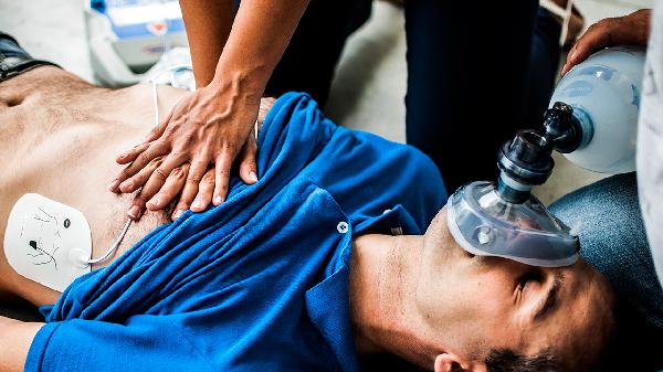 胸外心脏按压部位正确位置(图2)