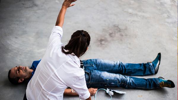 胸外心脏按压部位正确位置(图3)