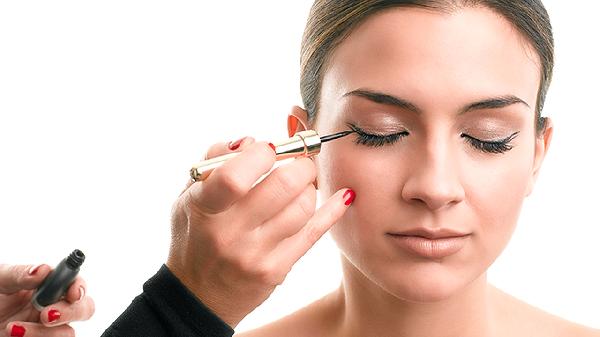 佩戴隐形眼镜需要注意哪些事项(图1) 佩戴隐形眼镜需要注意哪些事项(图1)