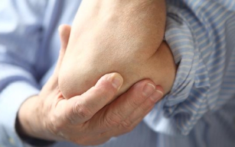 手肘内侧发黑是什么原因