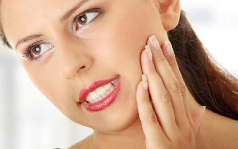 就是大牙疼不能猛一下咬牙