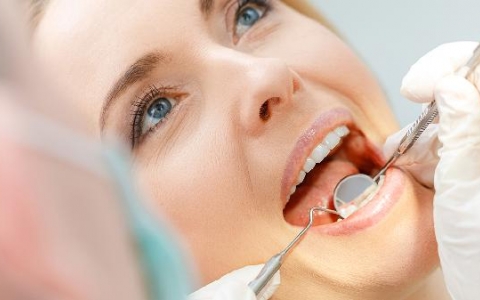 牙坏了中间有个洞不能吃饭