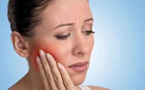 牙不齐怎么办？癩牙疼不疼