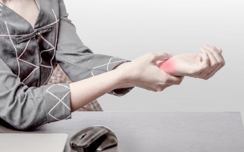 手腕多年白斑怎么治疗好