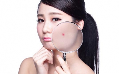 脸上有白块的原因是什么