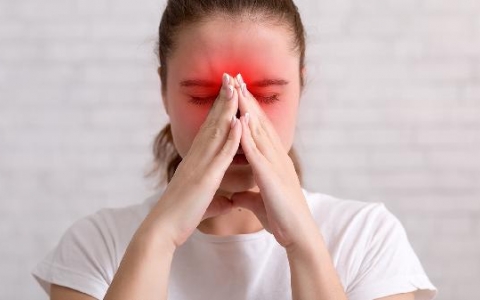 鼻子左侧老是起皮反反复复的