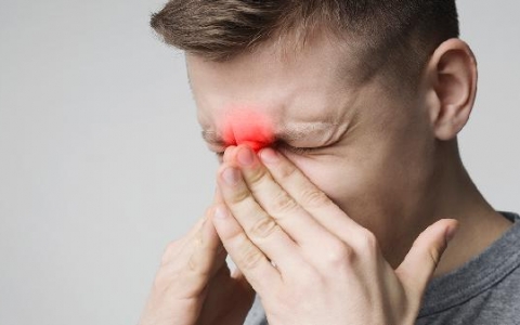 如何改善鼻子两侧红血还有黑点点