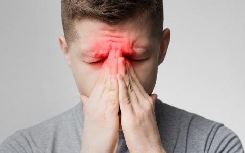 鼻子两边发红什么原因引起的