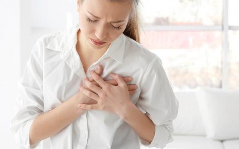 心悸胸闷乳房胀痛怎么回事
