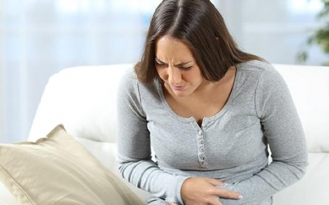 女性胃疼连着右侧乳房胀痛
