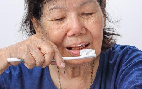 老年妇女分泌物绿色怎么办