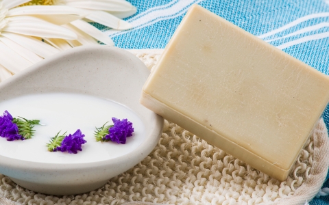 孕妇生产后还在哺乳期可以用护肤品吗 哺乳期如何护肤