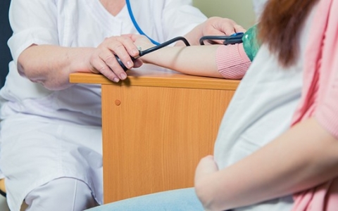 准妈妈不应该代替车走