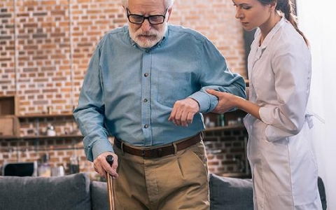 老人夜尿多是什么原因