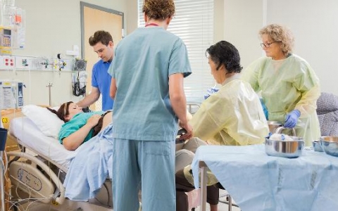 天生扁头的原因是什么？