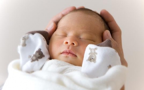 新生儿不吃奶粉到底是怎么回事