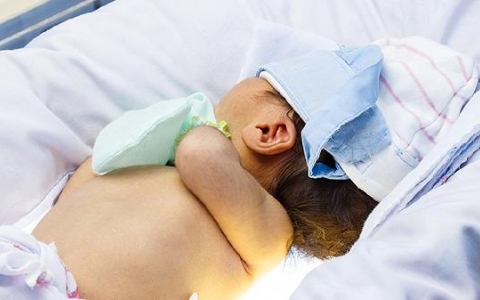 8岁女孩内裤上分泌物发黄怎么办