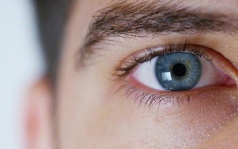 28岁男性眼角发黑是为什么