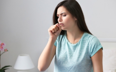 婴儿黄疸高会出现什么症状？如何治疗婴儿黄疸？