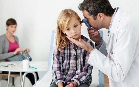 新生儿消化不良拉牛奶瓣正常吗？