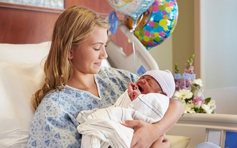 婴儿中耳炎有什么症状？儿童中耳炎不能吃什么？