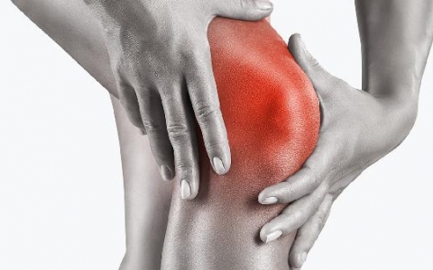 产后睡觉腿关节痛正常吗