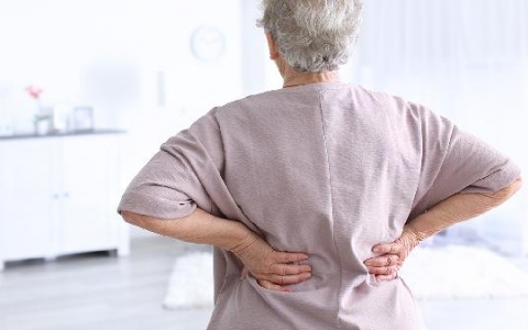 强直的病会引起驼背的么