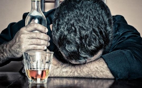 喝酒之后尿分叉是怎么回事