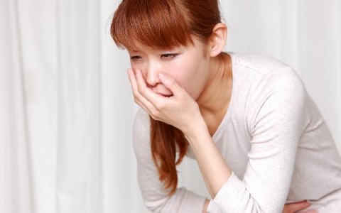 吃饭想呕吐肋骨疼怎么办