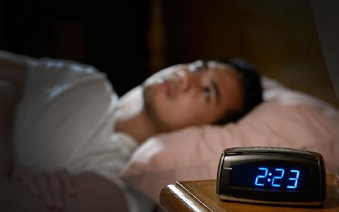 睡觉两条腿烦躁不安是因为什么