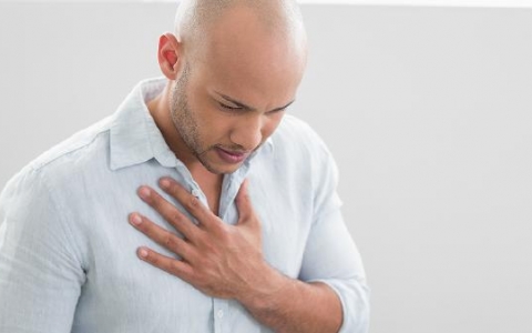 右胸上方隐隐有种火辣辣的疼