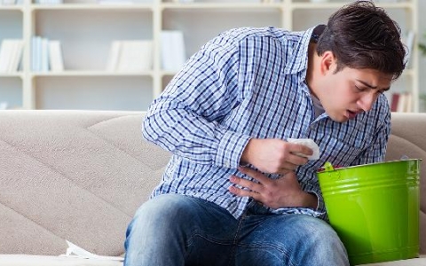 吃饭呕吐嘴里有酸的感觉