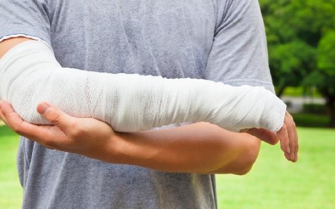 小手臂突然抽搐了一下疼