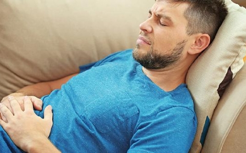 睡觉腿总是不自觉立起来