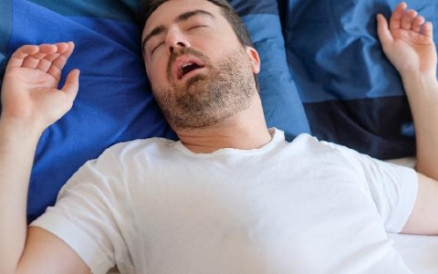 睡觉腿抖动怎么了？