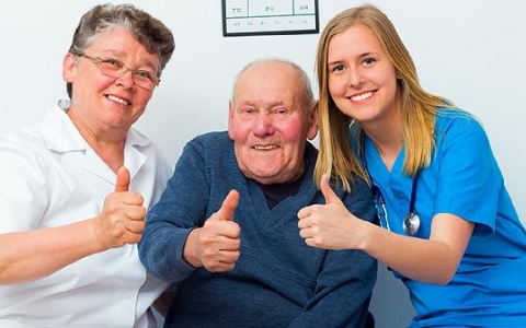 老人乱抓东西怎么回事